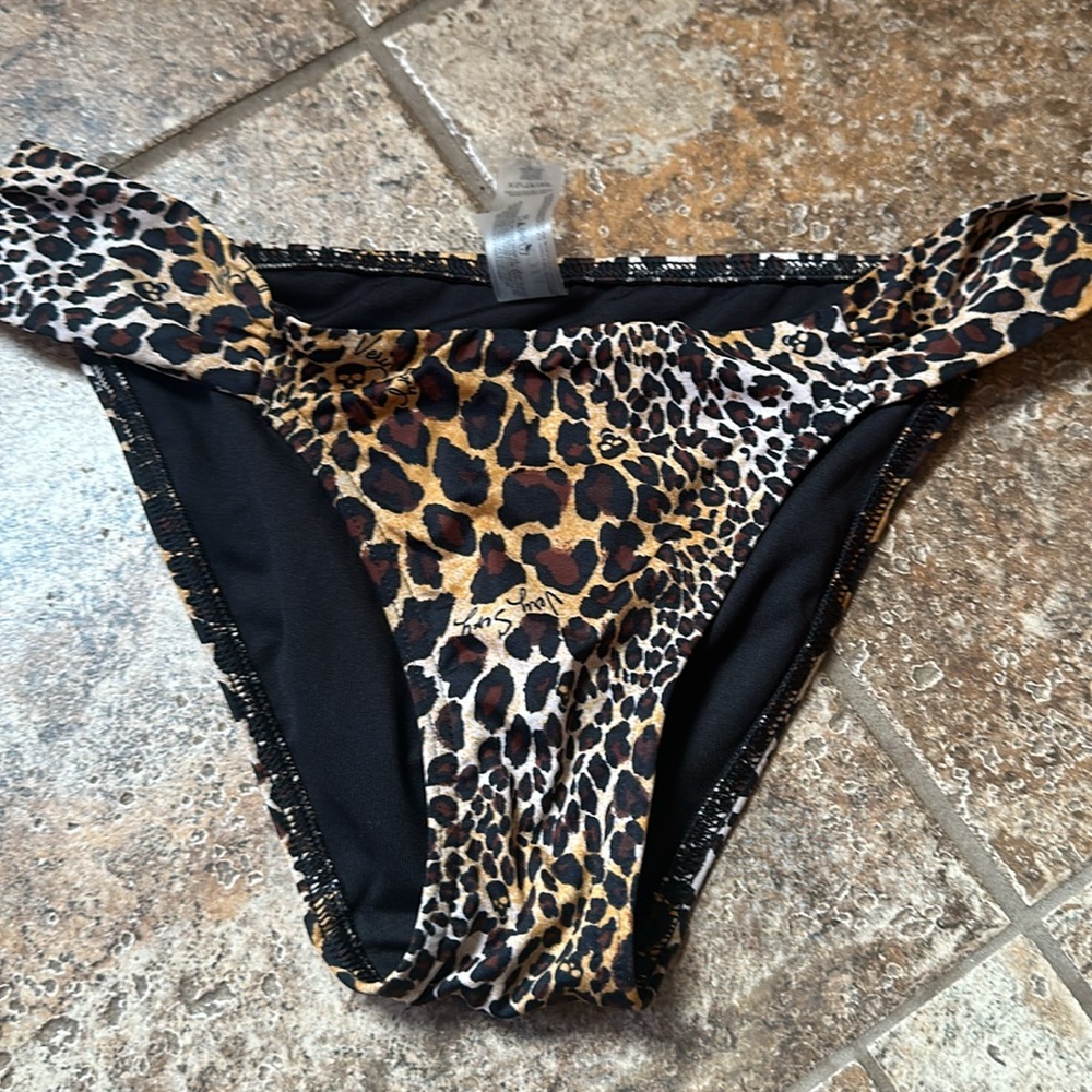 Victorias Secret leopard print bikini with mini skulls and “very sexy” in print - Picture 6 of 7